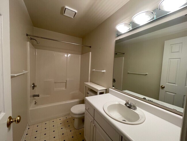 Building Photo - 4368 Pond Ridge Ct