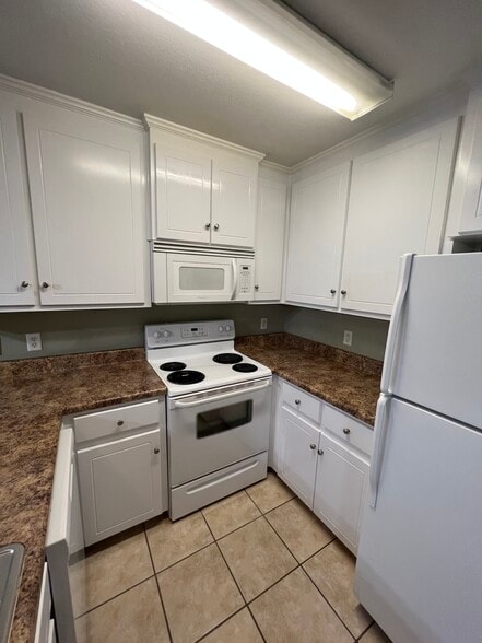 Kitchen - 140 Coral Ln