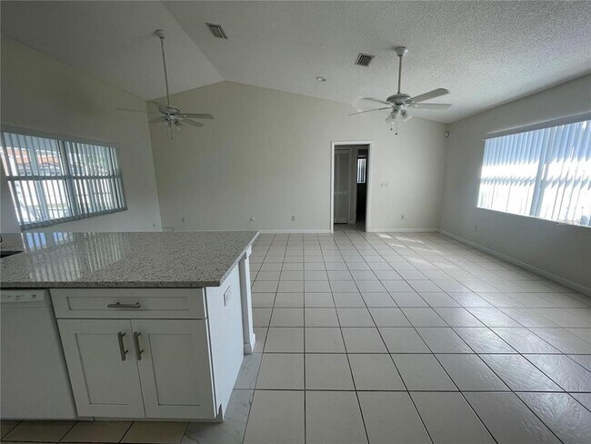 Building Photo - 9 Birchwood Pl