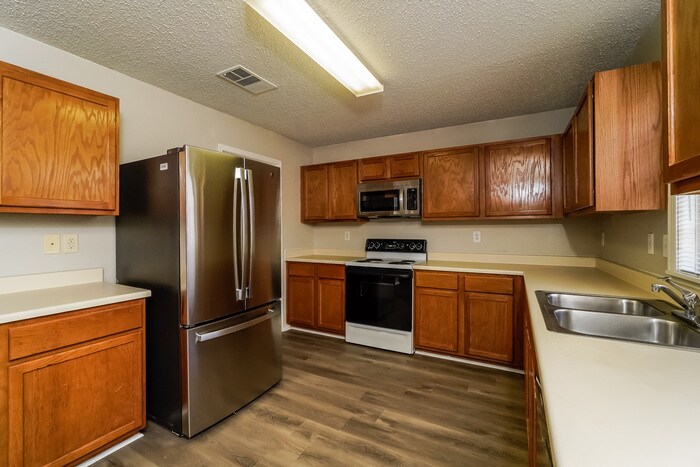 Building Photo - 8003 Mosstree Dr