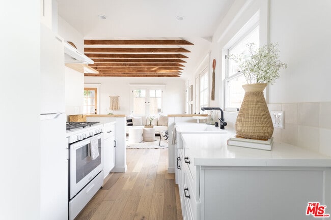 Building Photo - 372 N Ave 53