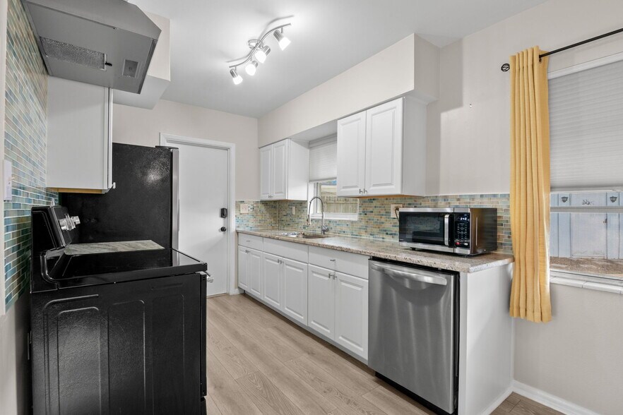 Building Photo - 5600 33rd Ave N