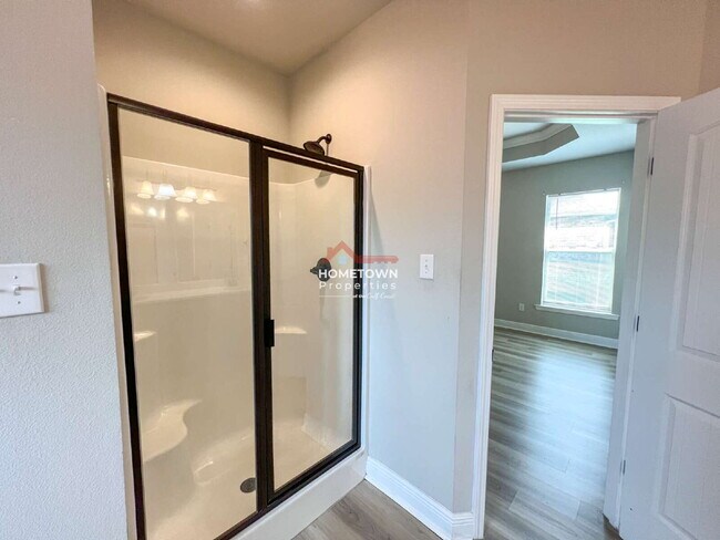 Building Photo - Beautiful 3 bedroom home centrally located...
