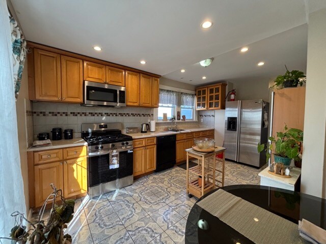 Building Photo - 1974 William St