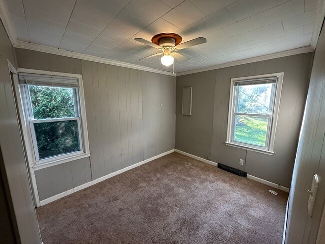 Building Photo - Nice 2bd / 1 ba house with attached garage...