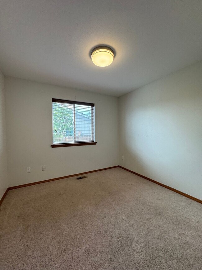 Building Photo - Spacious 4-Bedroom Home for Lease in Cul-d...
