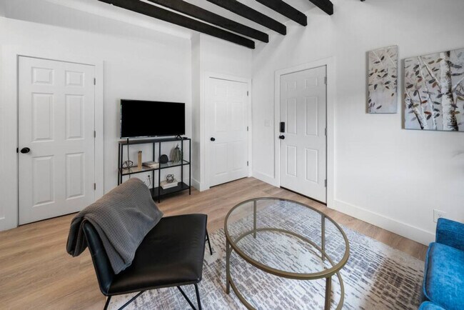 Building Photo - 704 Wayne St