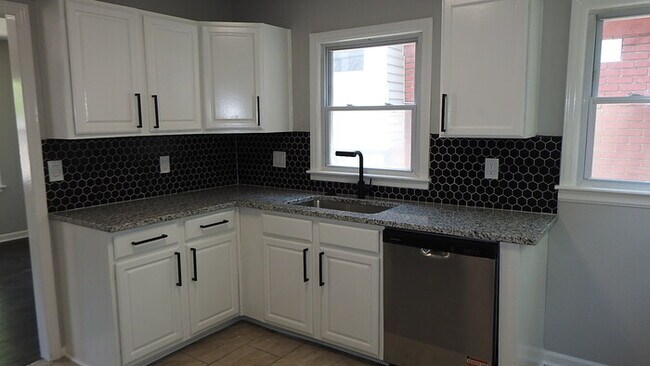 Building Photo - 3 bed 1 bath in Midtown KC