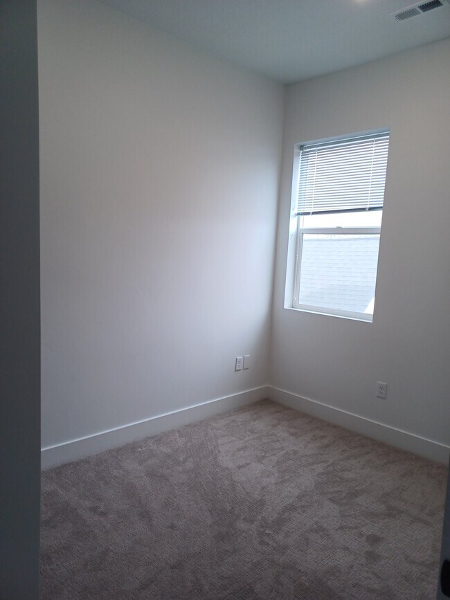 Building Photo - 815 W 100 S