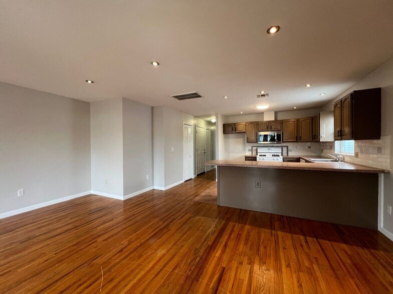 Building Photo - 33 McAdoo Ave