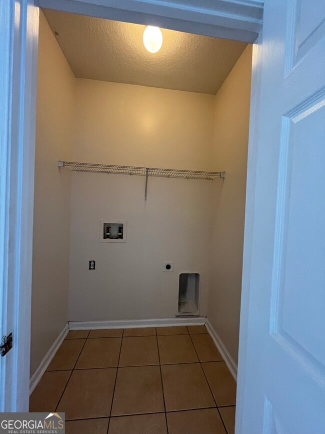 Building Photo - 204 Royal Palms Ave