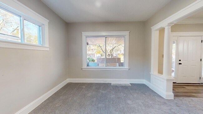 Building Photo - 3915 Hyde Ave