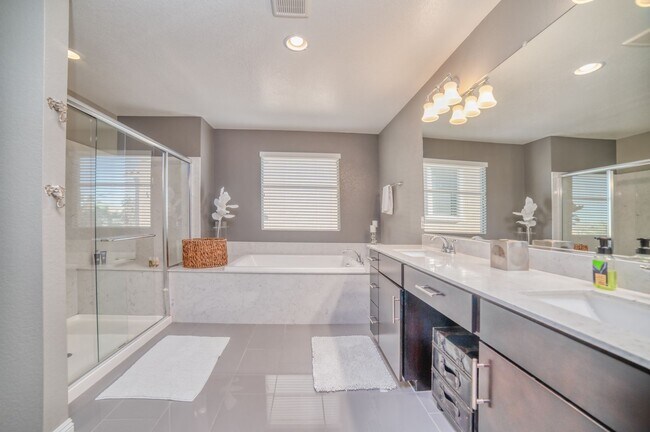 Building Photo - SUMMERLIN - FULLY FURNISHED - ALL UTILITIE...