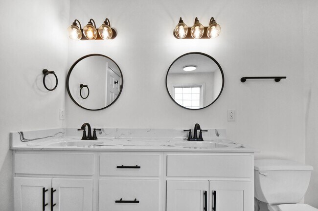 Building Photo - Three Bedroom with Bonus!