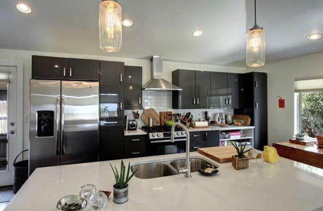 Building Photo - High End LOHI Townhome Available in June!