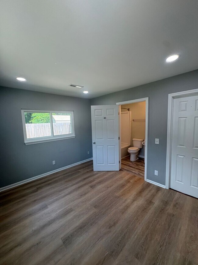 Building Photo - 123 Sequoia Dr