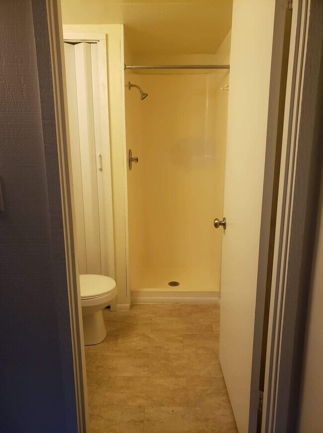 Building Photo - Move in Ready 1 Bed/1Bath in Clearwood with detached 2 car garage!