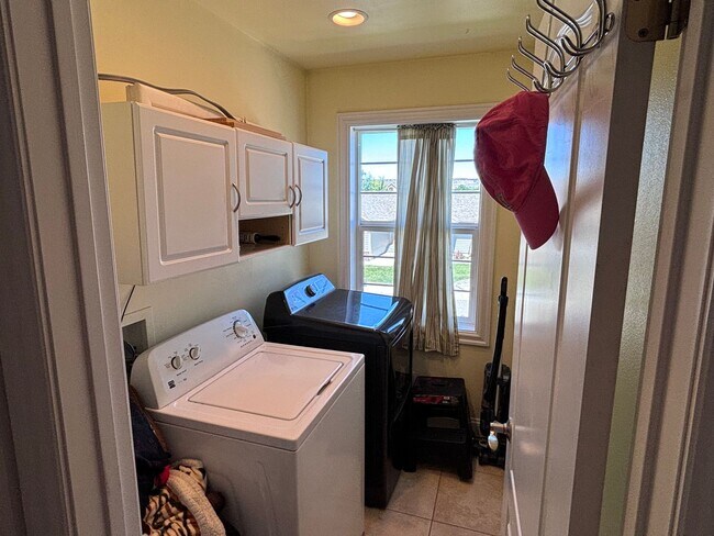 Building Photo - 4 bed 3 Home in Coveted West End Neighborhood