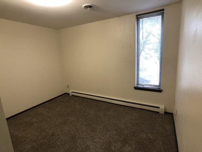 Building Photo - 2 Bedroom/1 Bathroom Available Near UND