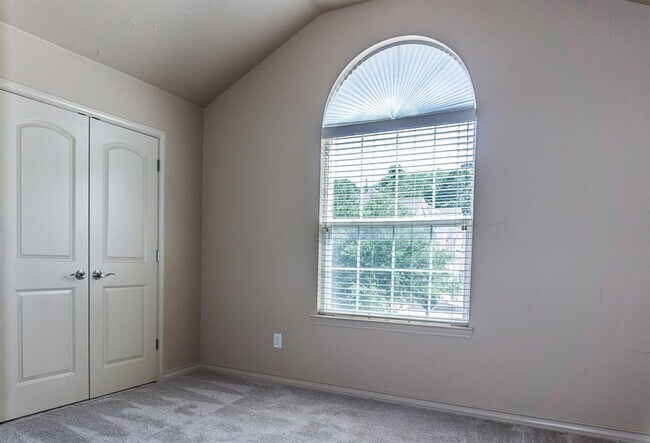 Building Photo - 2621 Eagle Dr