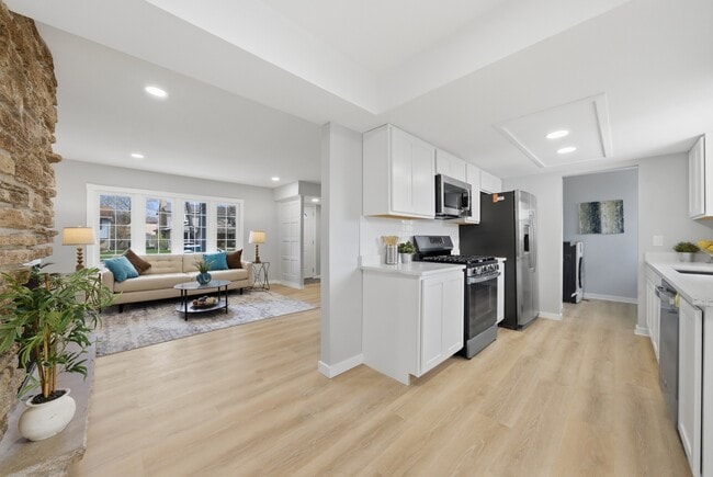 Building Photo - 593 Bristol Ln