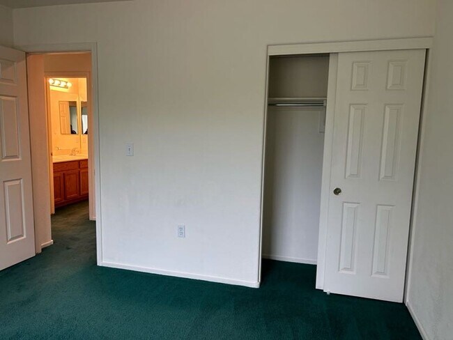 Building Photo - A Fabulous 3 Bedroom Home in Seven Hills