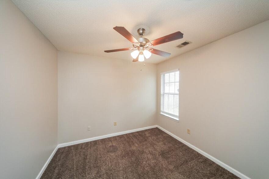 Building Photo - 4230 Ravenwood Dr N