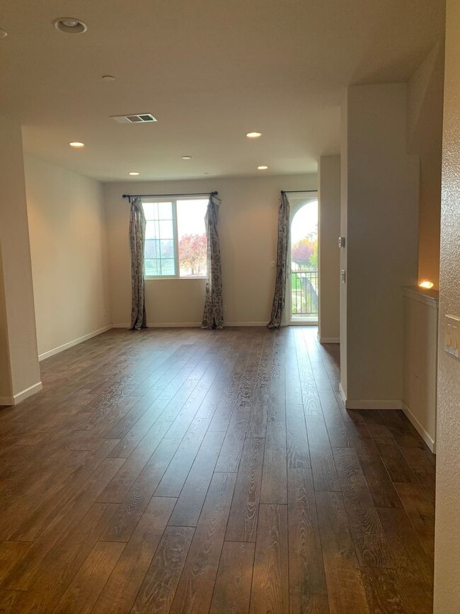 Building Photo - 3 Bed/3 Bath Newer Townhome in Desirable Ardenwood Neighborhood
