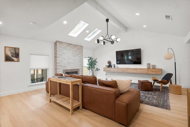 Building Photo - 9005 Balcones Club Dr