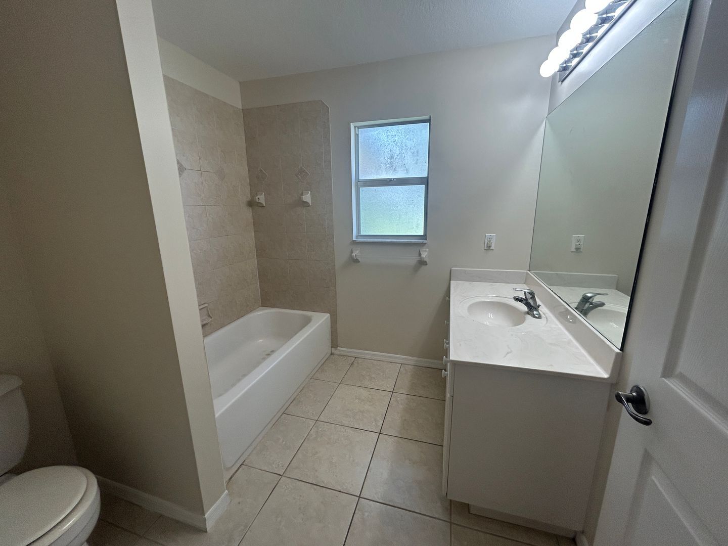 Building Photo - 3 bedroom 2 bathroom single family home