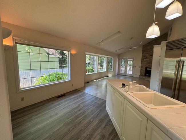 Building Photo - Hucrest home with 3 car garage
