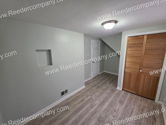 Building Photo - Large 4 bedroom 2 bathroom house