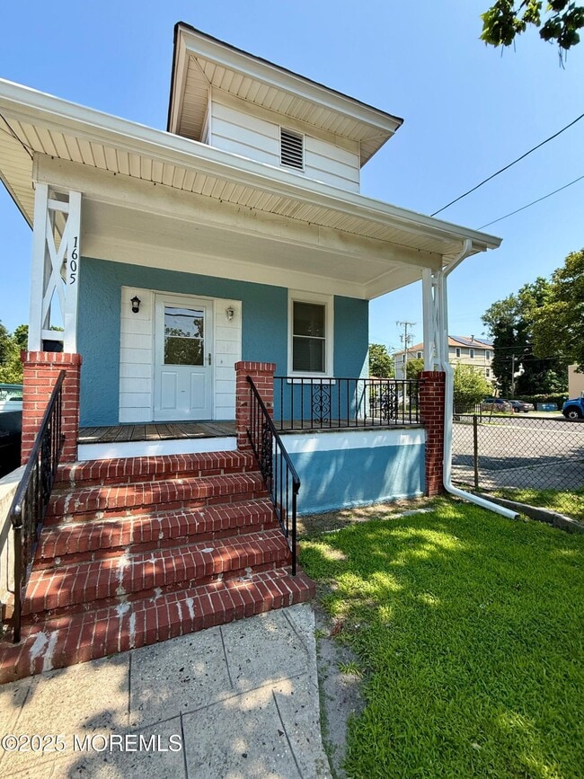 Primary Photo - 1605 W Lake Ave
