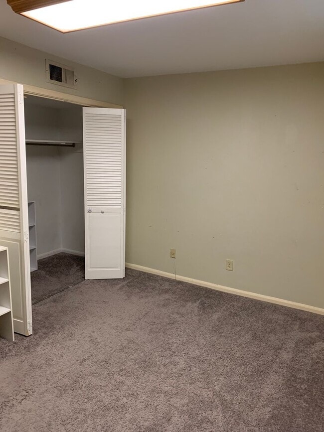 Building Photo - Beautiful Condo in Normandy Village. All u...