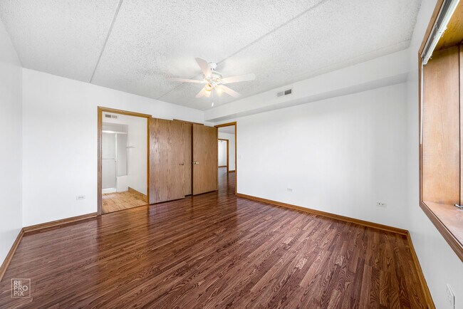 Building Photo - 5555 N Cumberland Ave