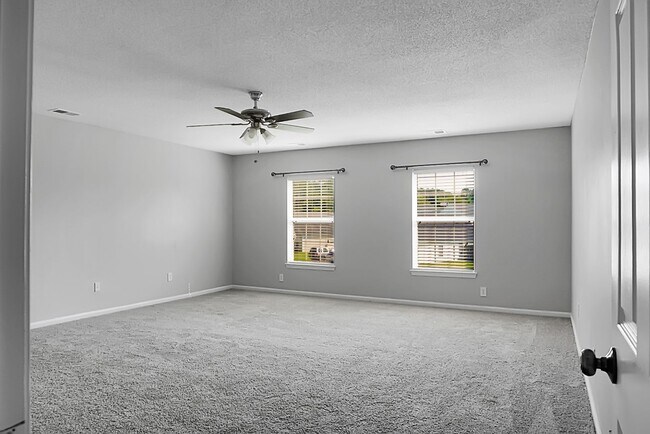 Building Photo - Spacious 2 Story, 4 BR, 2.5 BA, 2 Car Gara...