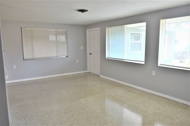 Building Photo - Updated Annual 2/1 on Overbrook Rd