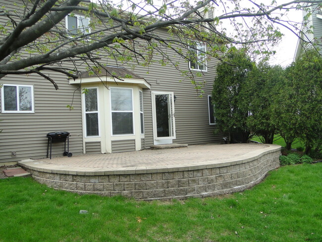 Building Photo - 1028 Lakewood Cir