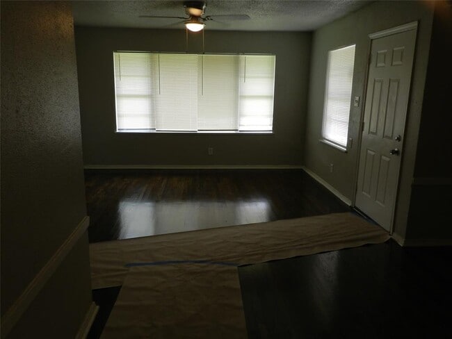Building Photo - 6031 Ridgeway Dr