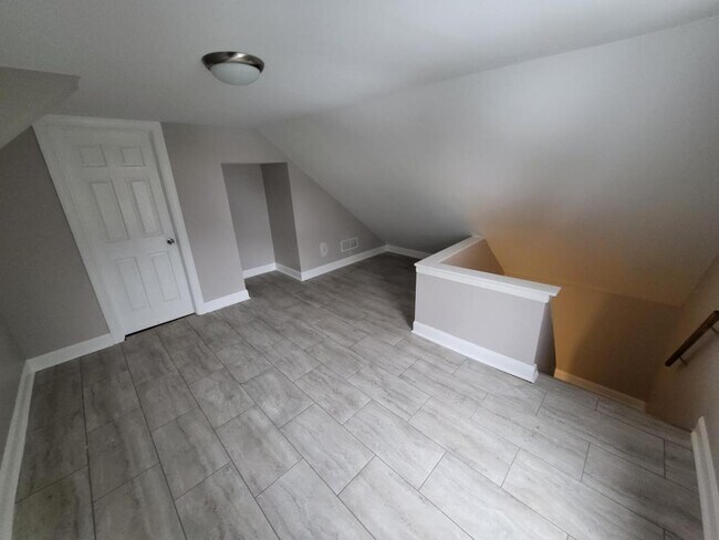 Building Photo - 137 Peck Ave
