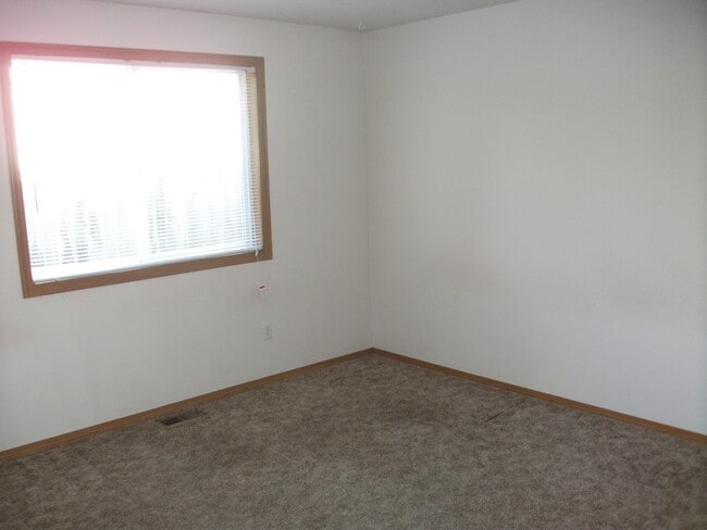 Building Photo - Maurina1