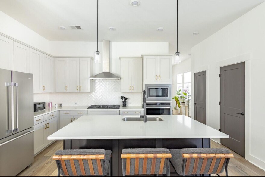 Building Photo - 610 Blueway Ave