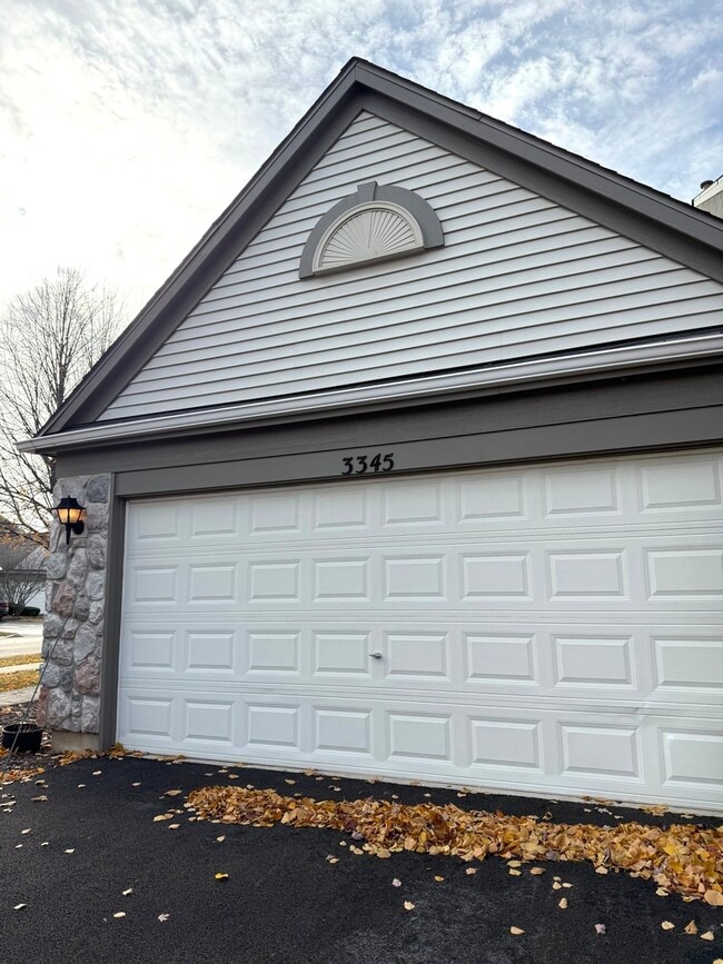 Building Photo - 3345 Bromley Ln