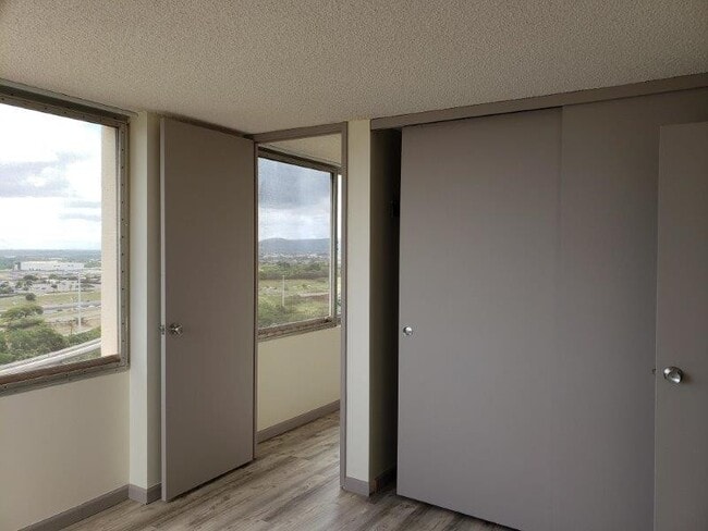 Building Photo - Century Park Plaza Condo - 1 bedroom, 1 bath, 1 parking - Avail 09/01/2026