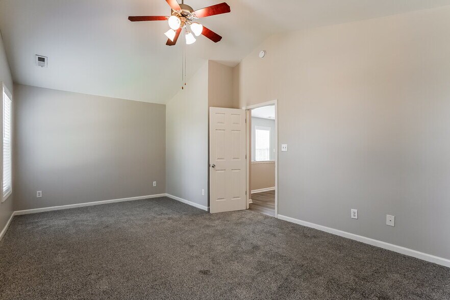 Building Photo - 402 Star Ruby Dr