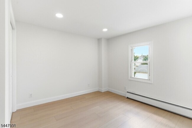 Building Photo - 475 Burnside St
