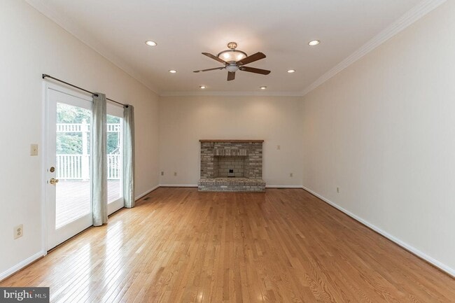 Building Photo - CLOSE TO SHOPPING AND METRO. A MUST SEE!