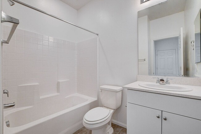 Building Photo - BRAND NEW TOWNHOME OFF 215 AND RUSSELL * N...