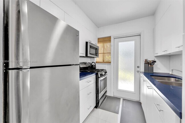 Building Photo - 915 Lenox Ave.