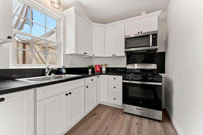 Building Photo - 2218 S Redondo Blvd